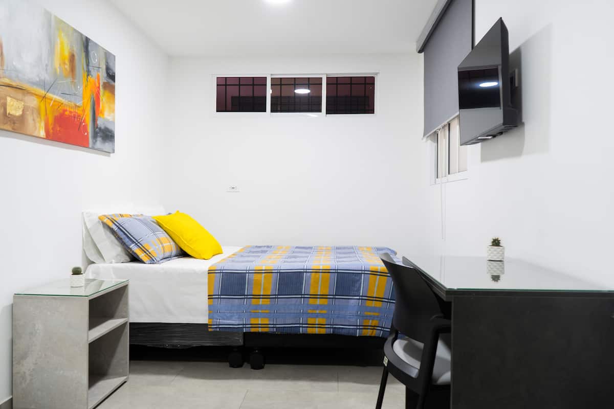 Business Room, 1 Double Bed, Air conditioning | Iron/ironing board, free WiFi