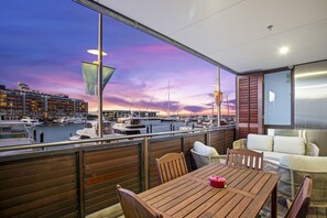 Outdoor dining - QV Stays Elegant Waterfront Haven 1 Bed (Auckland)