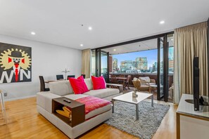 TV - QV Stays Elegant Waterfront Haven 1 Bed (Auckland)