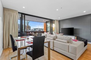 TV - QV Stays Elegant Waterfront Haven 1 Bed (Auckland)