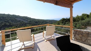 Property grounds - Greenside Cottage Lumi-two Bedroom Holiday Home With Terrace and Sea View (Vela Luka)