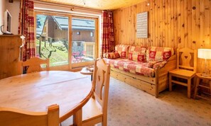 Living area - Apartments for 4 People (Les Allues)