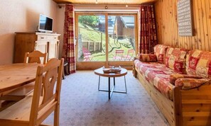 Living area - Apartments for 4 People (Les Allues)