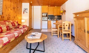 Living area - Apartments for 4 People (Les Allues)