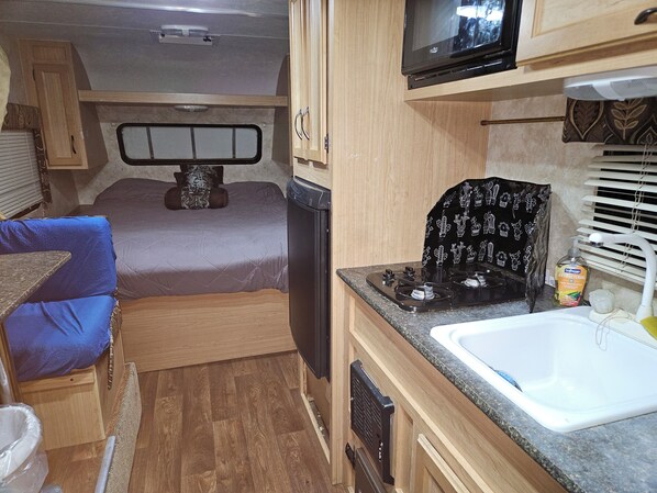 1 sovrum och sängkläder