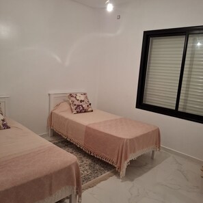 2 habitaciones, tabla de planchar con plancha, wifi y ropa de cama 