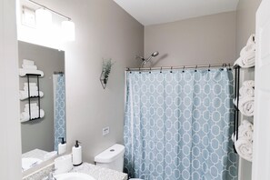 Hair dryer, towels, soap, shampoo - Casa Moderna Tucson 10 Minutes to Great Food and Shopping! (Tucson)