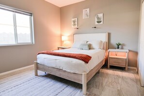 2 bedrooms, iron/ironing board, free WiFi, bed sheets - Casa Moderna Tucson 10 Minutes to Great Food and Shopping! (Tucson)