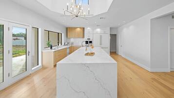 冰箱、微波炉、烤箱、炉灶