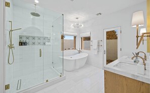 Shower, hair dryer, towels, soap - Modern Spacious Scottsdale Sanctuary-Pool/Spa/dogs/Pickleball/bball (Scottsdale)