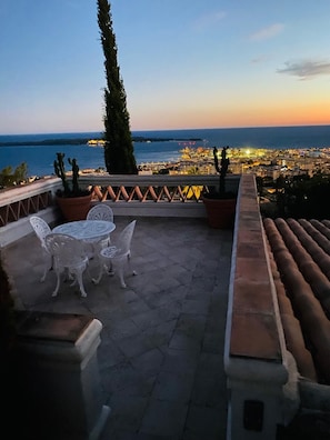 Outdoor dining - Sumptuous Mediterranean villa in Cannes (Cannes)