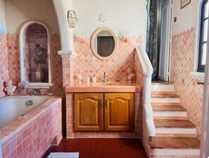 Hair dryer, towels, soap, toilet paper - Sumptuous Mediterranean villa in Cannes (Cannes)