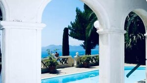 An outdoor pool area with a clear view of the sea and mountains. - Sumptuous Mediterranean villa in Cannes (Cannes)