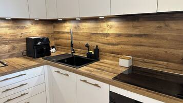 Micro-ondes, four, plaque de cuisson, lave-vaisselle