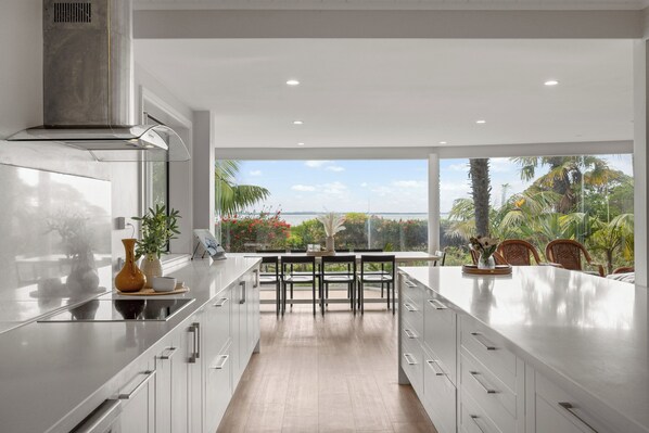 Microondas, horno, parrilla de estufa y lavavajillas 