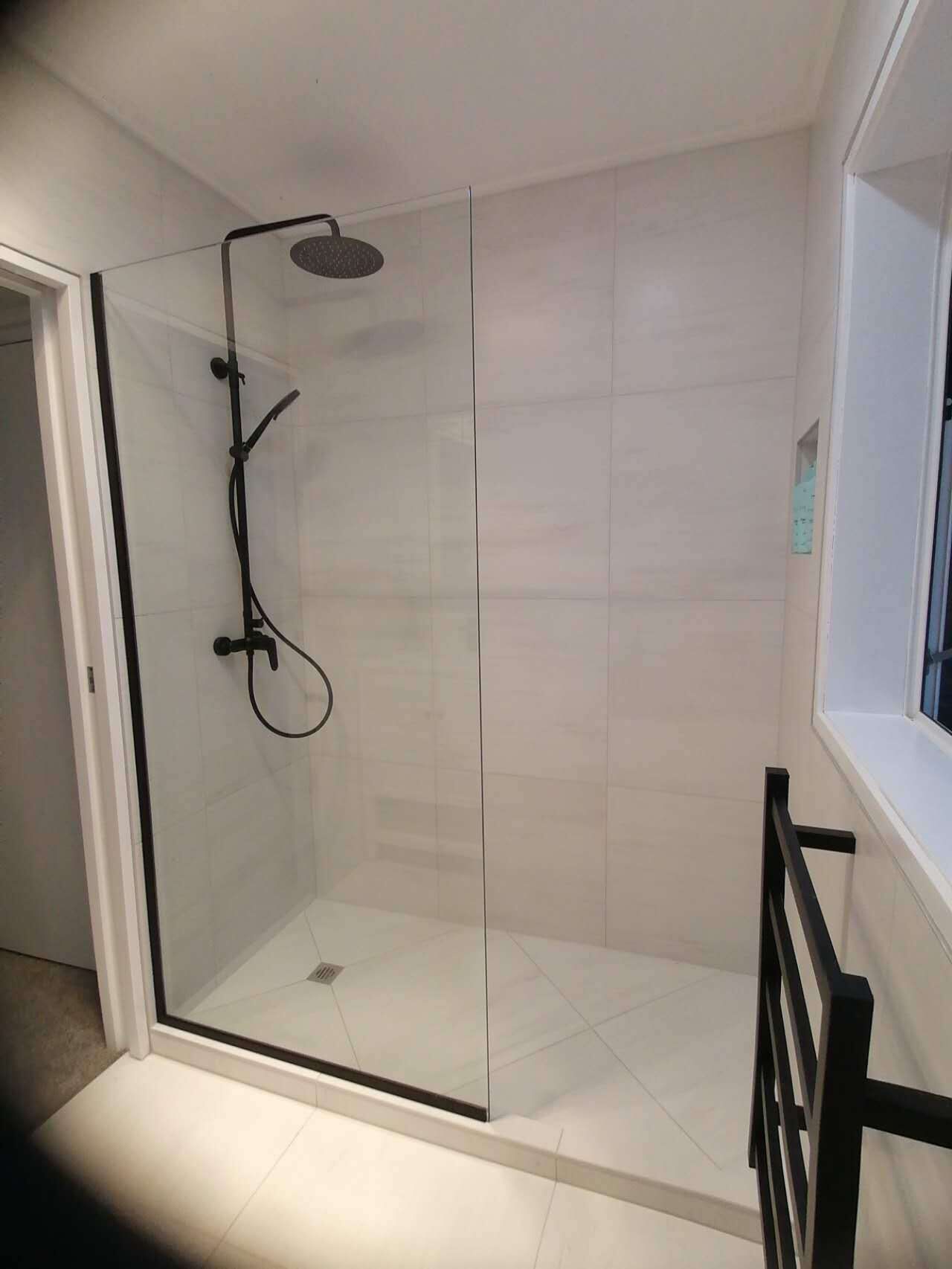 Douche, sèche-cheveux, serviettes fournies, papier toilette