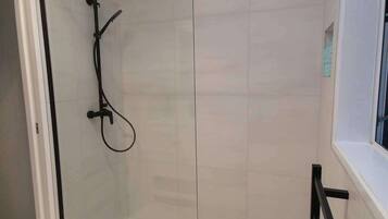 Douche, sèche-cheveux, serviettes fournies, papier toilette