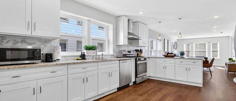 冷蔵庫、電子レンジ、オーブン、コンロ