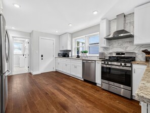 ثلاجة، ميكروويف، فرن، موقد طهي مسطح