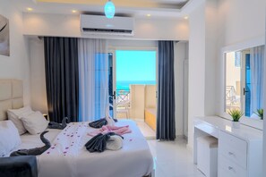 Free WiFi, bed sheets, wheelchair access - Modern seaview studio with pool right on the beach (Red Sea Governorate)