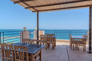 Outdoor dining - Modern seaview studio with pool right on the beach (Red Sea Governorate)