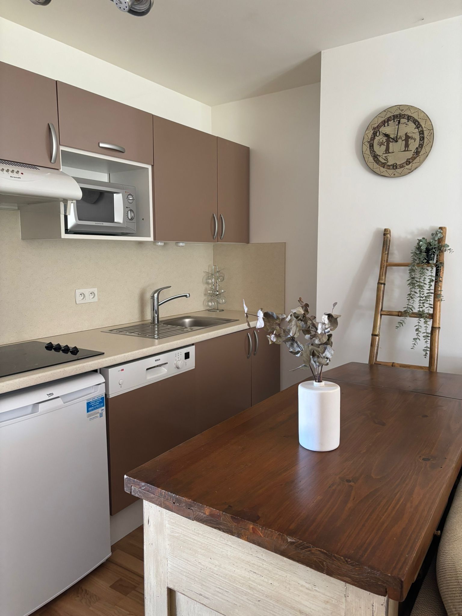 Een koelkast, een kookplaat, een vaatwasser