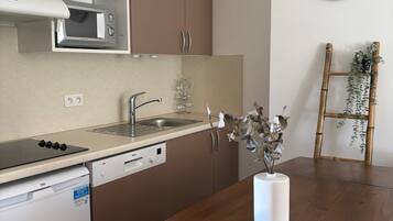 Een koelkast, een kookplaat, een vaatwasser