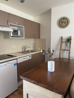 Een koelkast, een kookplaat, een vaatwasser