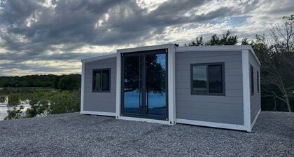 TH2-Enjoy the serenity of the lake in the comfort of this 2 bedroom tiny home.