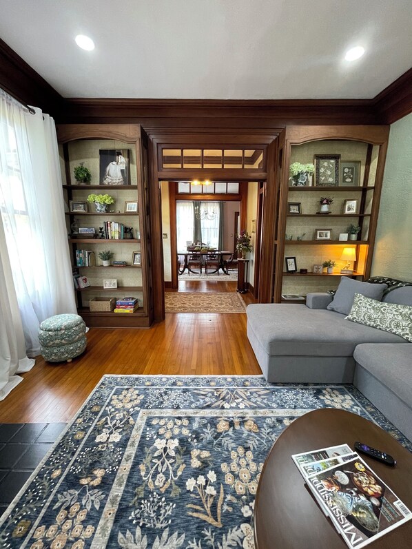 A living room with a sofa, a coffee table, a rug, and a bookshelf. - Cottage Retreat in Meridian - where vintage charm meets modern comfort.
Sleeps 6 (Meridian)