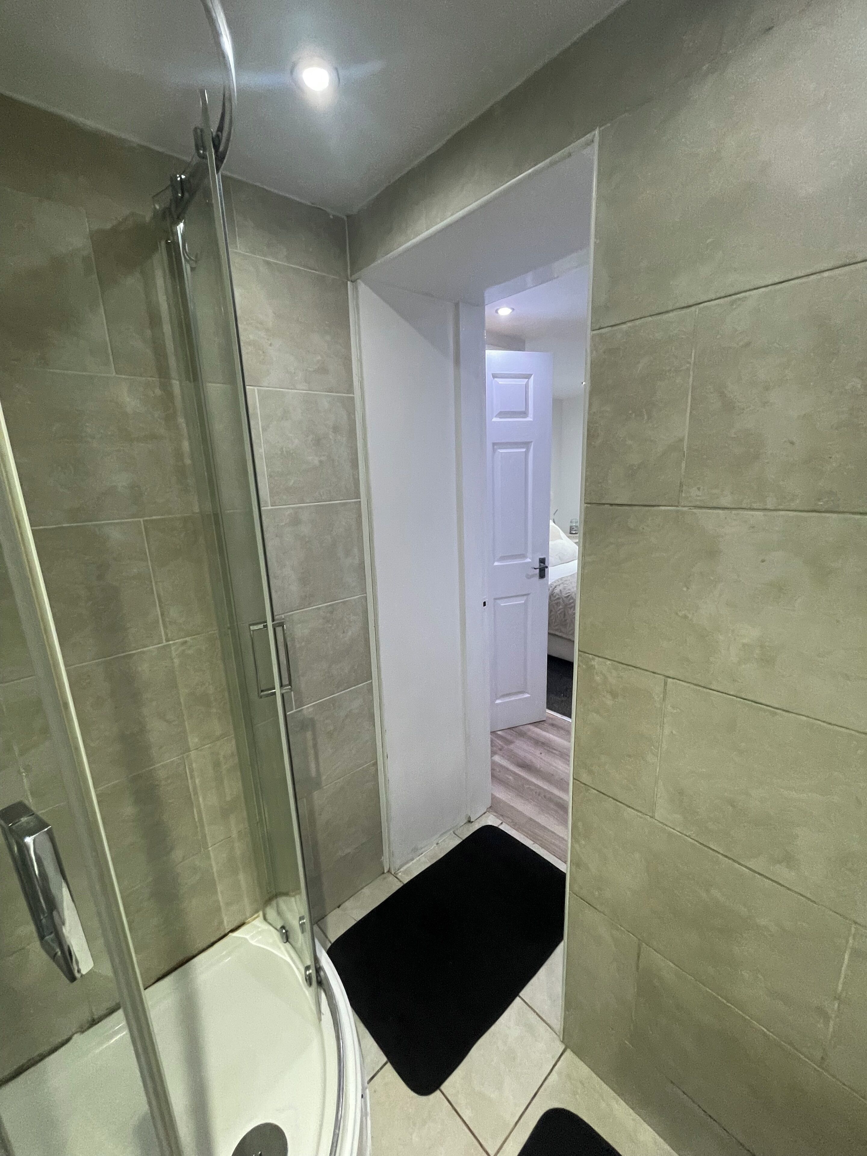 Dusj, håndklær, såpe og toalettpapir