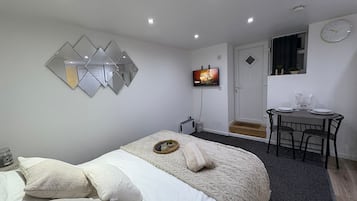 Een strijkplank/strijkijzer, wifi, beddengoed