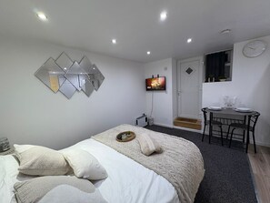 1 chambre, fer et planche à repasser, Wi-Fi, draps fournis
