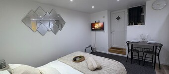 Modern Cozy Flat
6 mins to City
Parking & WiFi