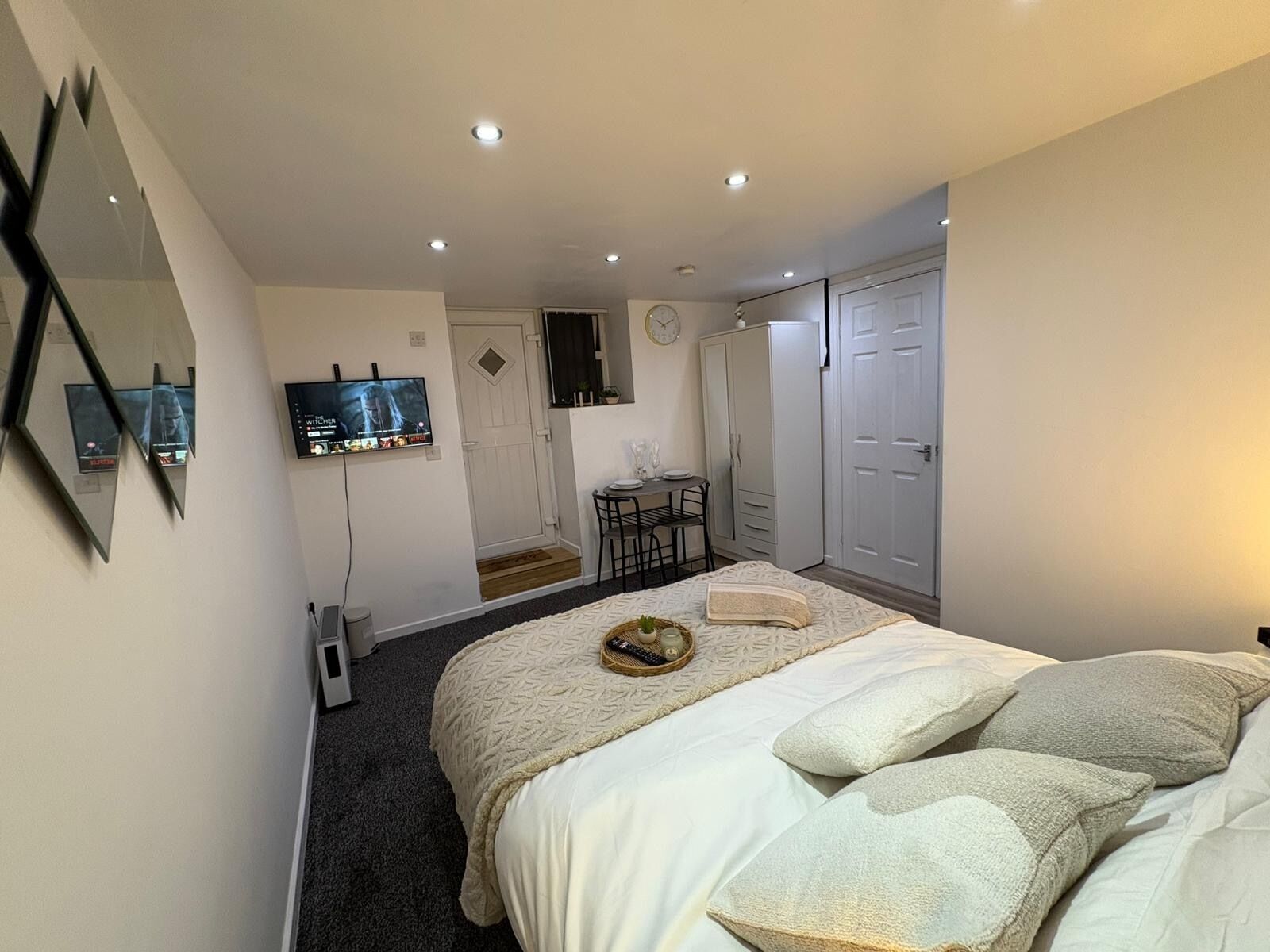 Modern Cozy Flat 6 Mins To City Parking & Wifi - リーズ
