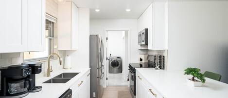 Refrigerador, microondas, horno, placa de cocina