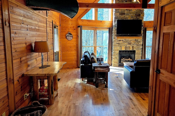 Smart TV, chimenea, videojuegos y futbolito