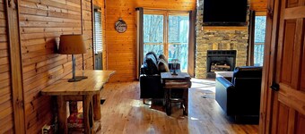 Cozy 3BR Cabin, 5 minutes from Center Hill Marina, Gated Community, Sleeps 10