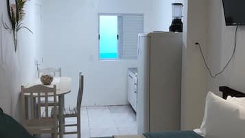 Refrigerador, microondas, placa de cocina, utensilios de cocina