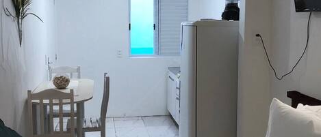 Køleskab, mikrobølgeovn, kogeplade, køkkentøj/tallerkener/redskaber