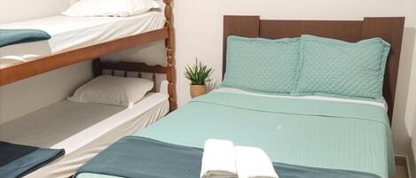 Quarto triplo família, vista para a piscina | Wi-Fi de cortesia