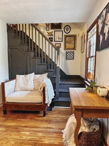 Checkers of Muncie: Boutique Charm 9 min from Ball State close to trails & shops