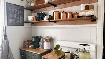 Four à micro-ondes, un four, surface de cuisson