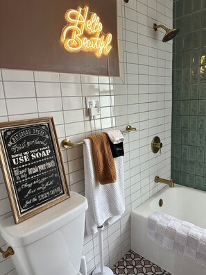 Haartrockner, Handtücher, Seife, Toilettenpapier