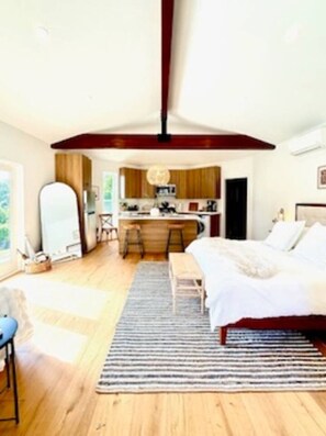 Iron/ironing board, free WiFi, bed sheets