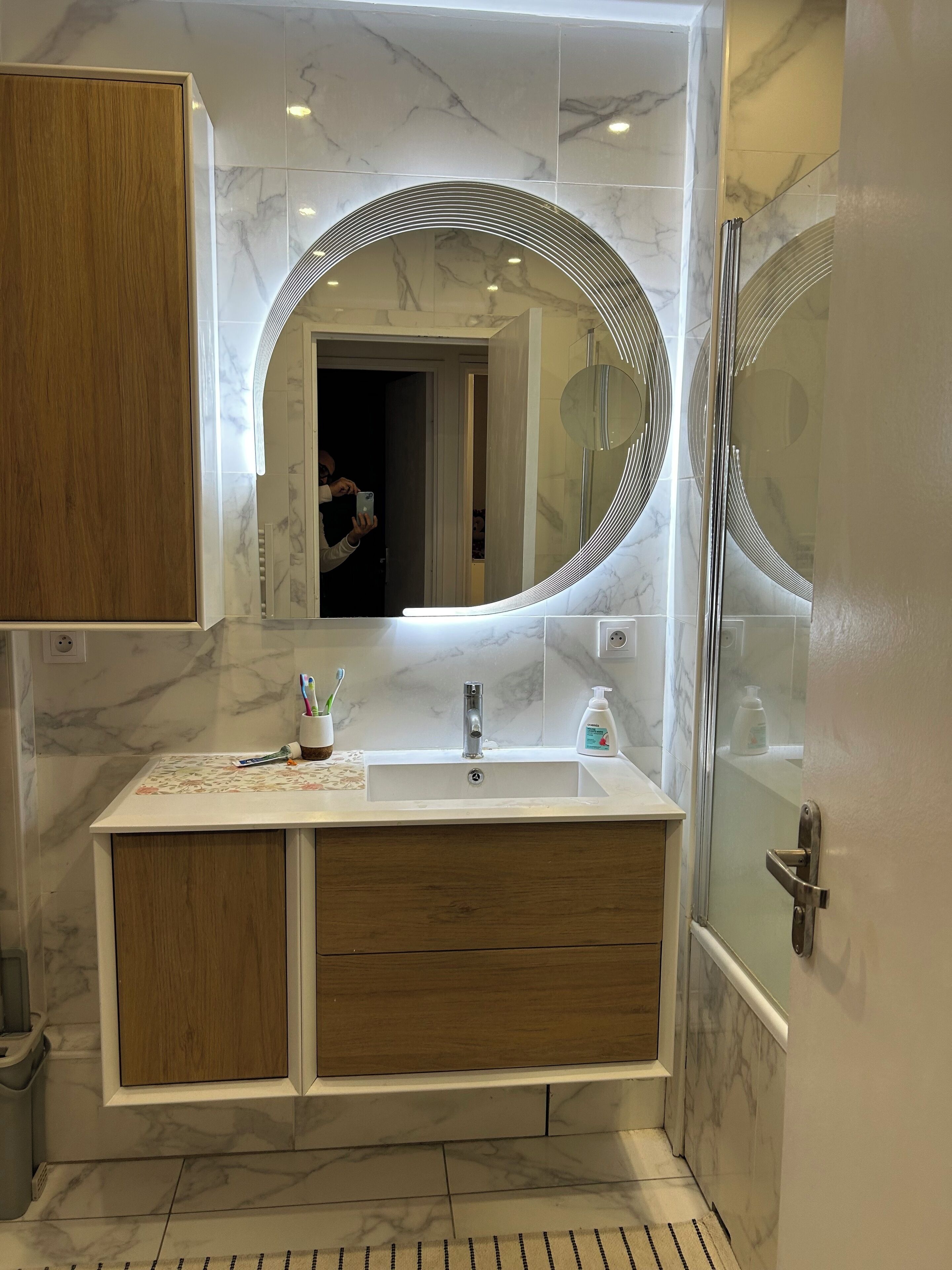 Sèche-cheveux, savon, papier toilette