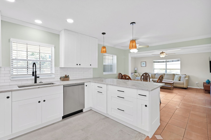 Renovated Coastal Retreat 7 Minutes From Beach! Beautiful Kitchen! - Vero Beach, FL