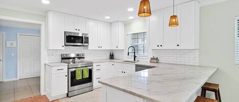 Mikroaaltouuni, uuni, liesi, astianpesukone