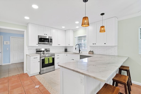 Micro-ondes, four, plaque de cuisson, lave-vaisselle