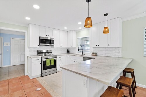 Renovated Coastal Retreat — 7 Minutes From Beach! Beautiful kitchen!